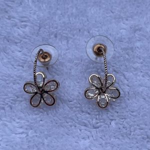🎁🎉Gift idea! Gold Tone Crystal Flower Earrings